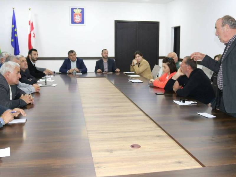 ცაგერის მერის მოვალეობის შემსრულებელმა რევაზ ახვლედიანმა, მერიის ადმინისტრაციული...